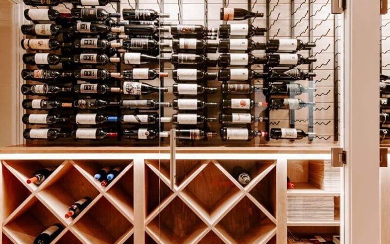 Organiza tu colección de vinos con estilo: botellero de pared para vino
